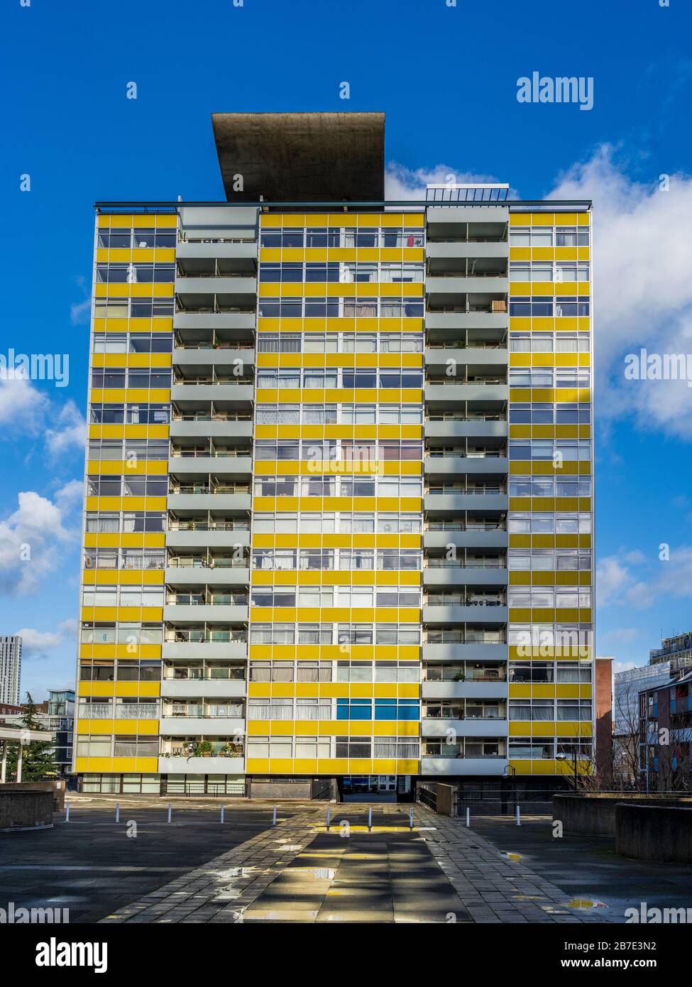 Great Arthur House on the Golden Lane Estate in the City of London. A 16-storey block of flats completed 1956. Architects Chamberlin, Powell and Bon. Stock Photo