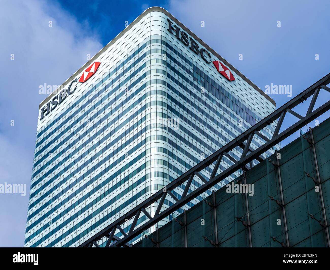 HSBC tower Canary Wharf - the HSBC tower with other financial services buildings in London's Canary Wharf development. Architect Norman Foster 2003. Stock Photo