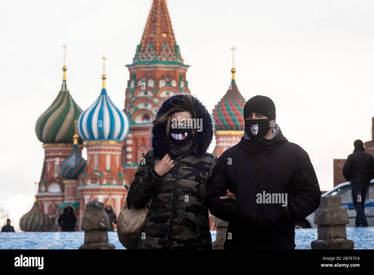 36 15 россия. Русские люди Москва. Люди в масках на красной площади. Люди России фото. Русские люди стоят.