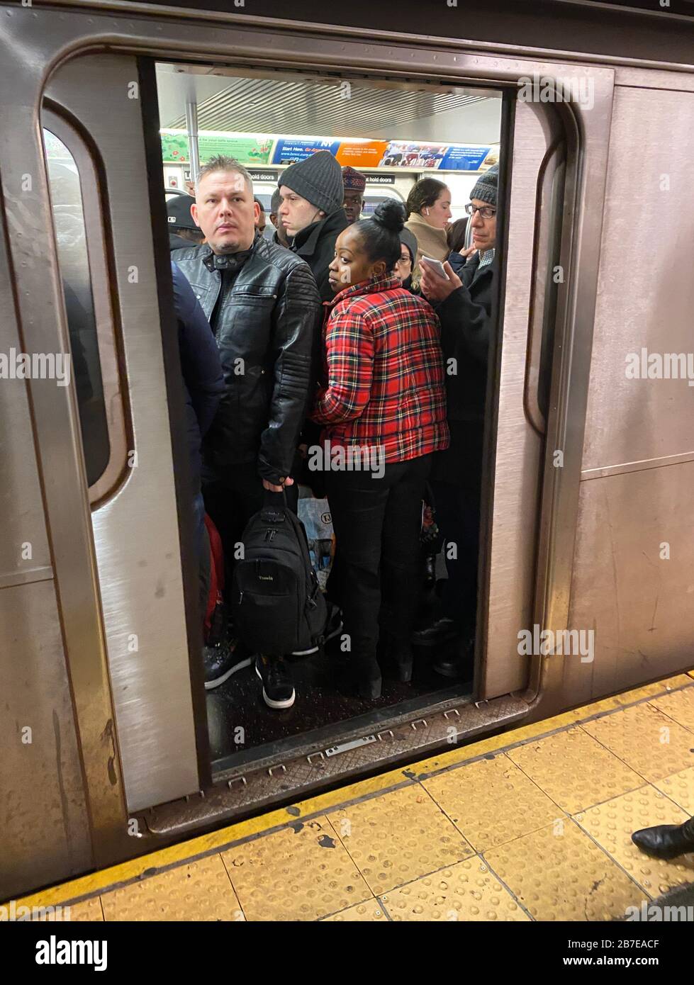 Doors closing on a crowded rush hour 6 train at 42nd Street, Grand