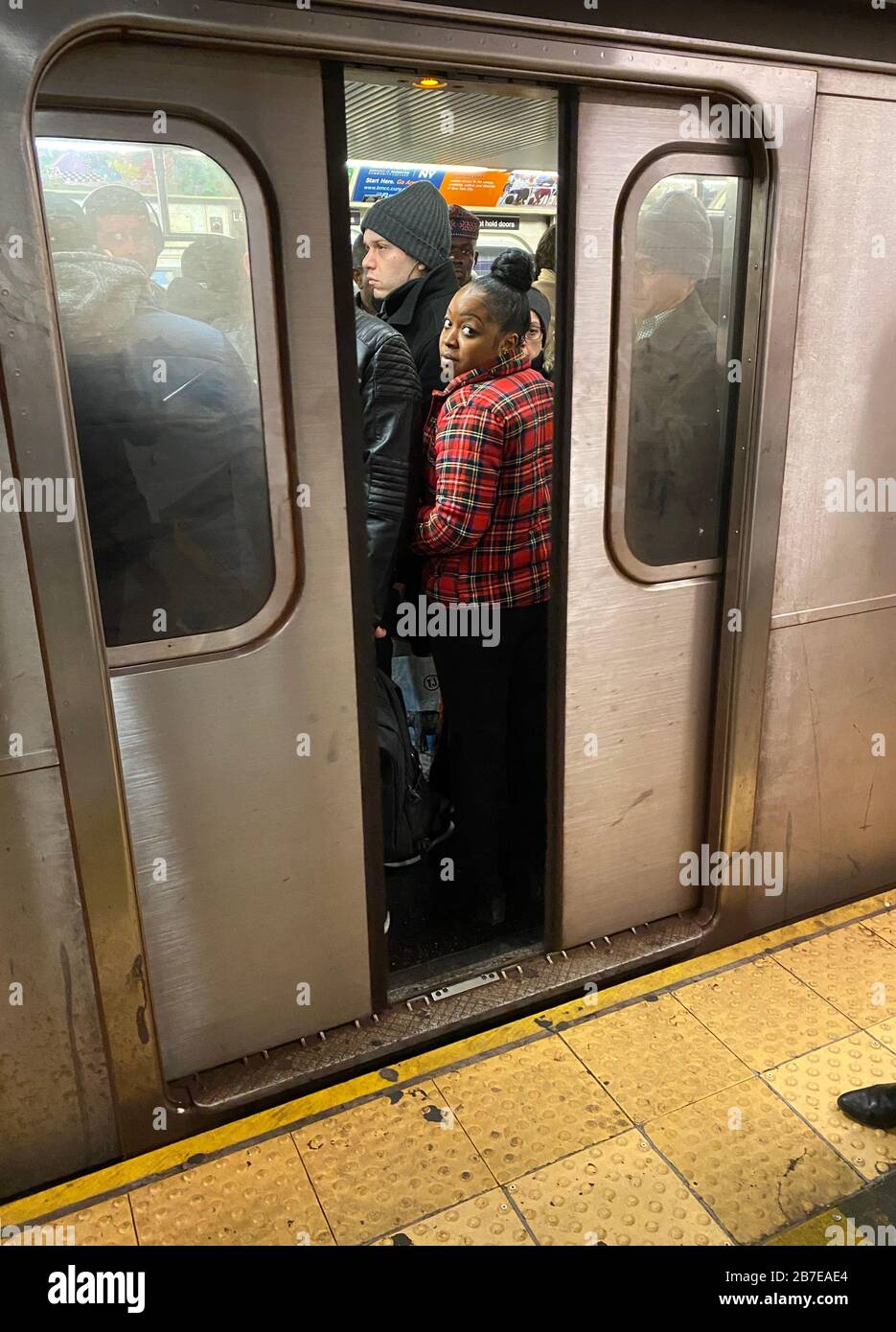Doors closing on a crowded rush hour 6 train at 42nd Street, Grand Central  Station in Manhattan, NYC Stock Photo - Alamy