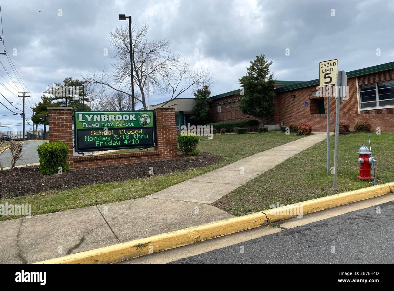 Springfield, VA, USA. 15th Mar, 2020. View of Lynbrook Elementary School where a Springfield-area teacher is one of the latest coronavirus cases in Virginia. The school will be closed and set to reopen April 10. March 15, 2020. Credit: Mpi34/Media Punch/Alamy Live News Stock Photo