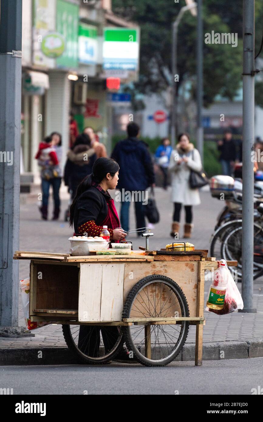 Streel life around Pu'an Lu and Jinling Lu, downtown Shanghai Puxi, China. Street food vendor Stock Photo