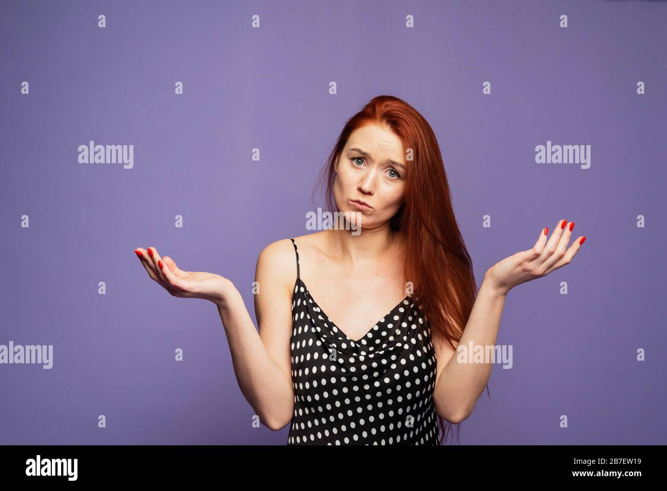 Женщина руки вверх. Девушка руки вверх. Девушка со спины с поднятыми руками. Девочка с поднятыми большими пальцами. Девочка с поднятыми плечами "незнаю".