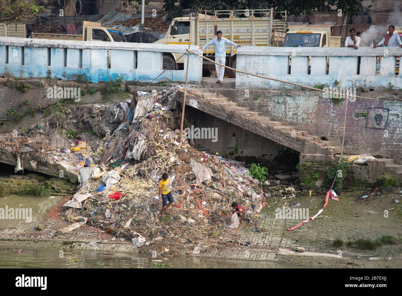garbage and waste alongside riverbank of Hooghly river in Calcutta, India Stock Photo