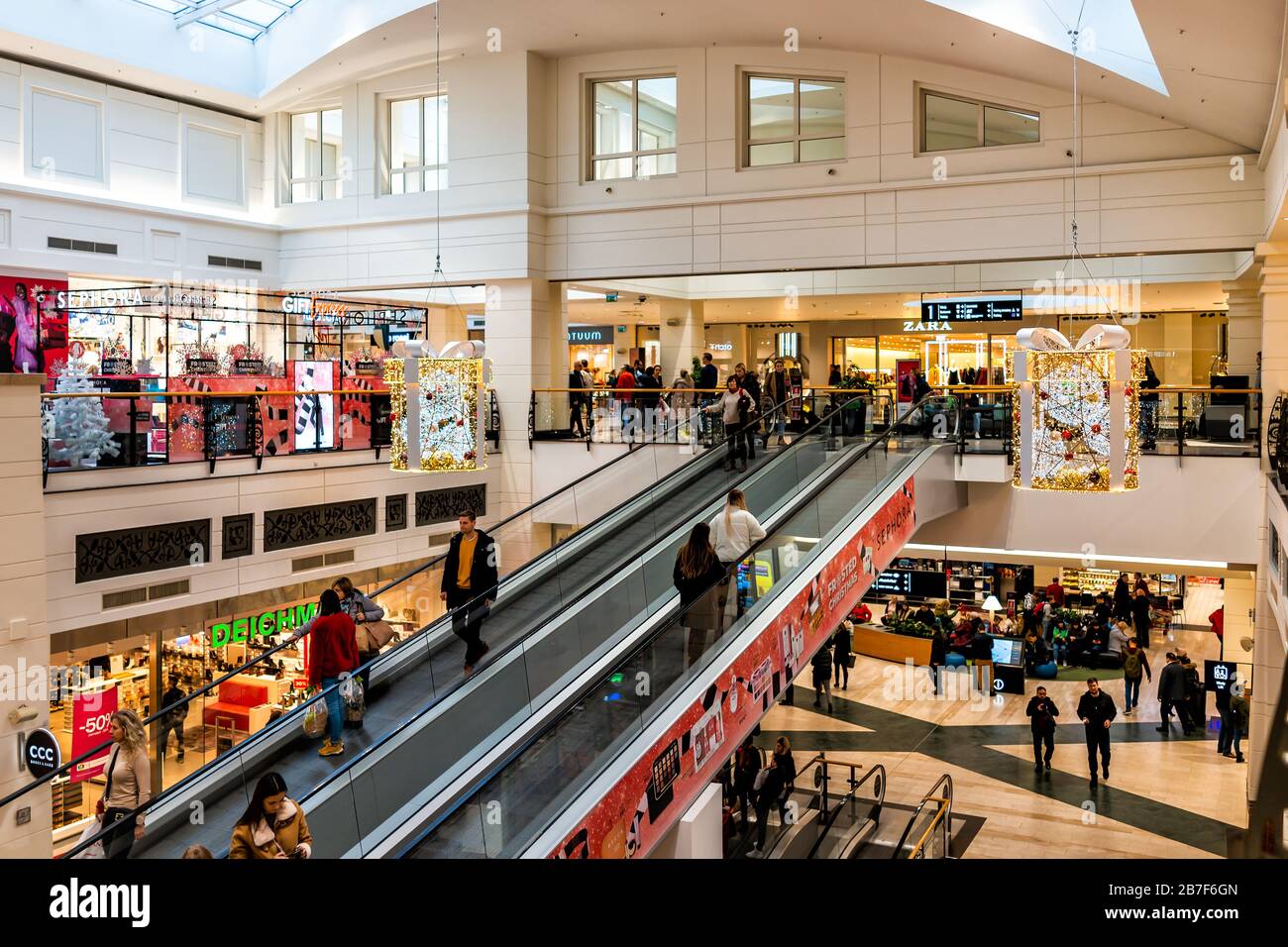 Retail indoor building shop stores center escalator hi-res stock  photography and images - Alamy