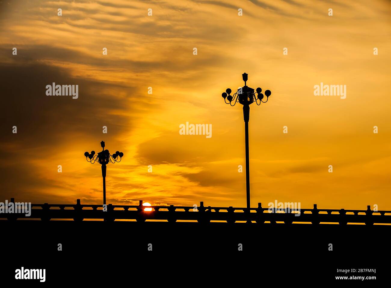 Glow of street lamps hi-res stock photography and images - Alamy