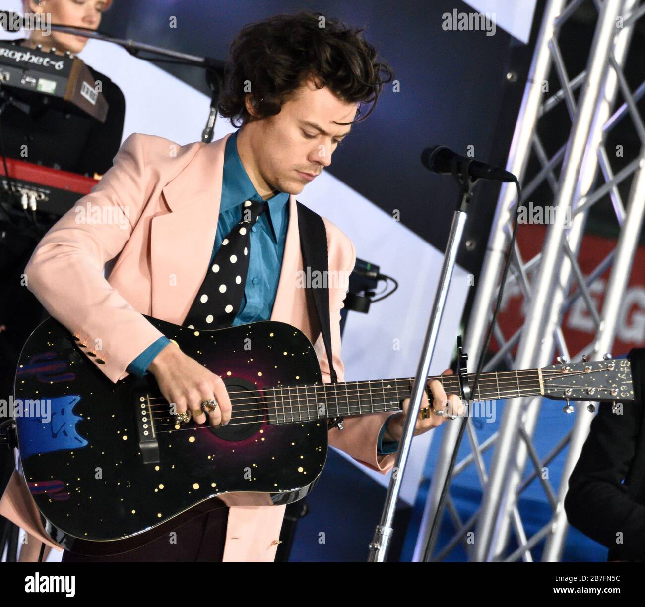 Harry styles one direction radio hi-res stock photography and images