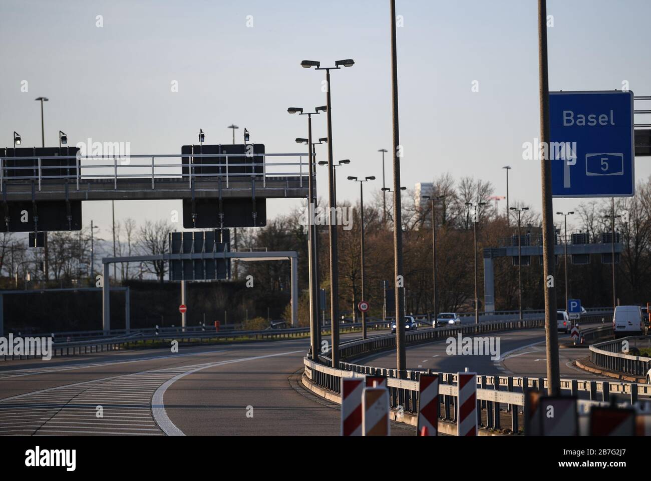 Weil Am Rhein, Germany. 16th Mar, 2020. The motorway from Switzerland towards Germany is almost empty at the border crossing on the A5. In the wake of the coronavirus crisis, Germany will introduce comprehensive controls and entry bans at its borders with Switzerland on Monday. Credit: Patrick Seeger/dpa/Alamy Live News Stock Photo