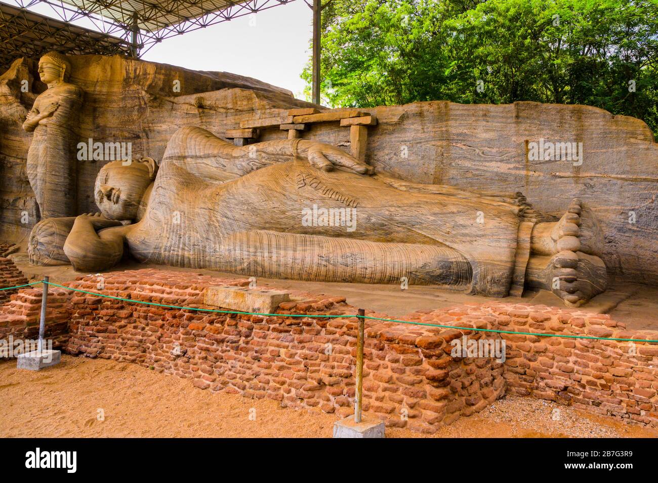 Sri Lanka Ceylon Cultural Triangle Anuradhapura Polonnaruwa Gal Vihara   Buddhist shrine single piece granite statue sculpture reclining Buddha Stock Photo