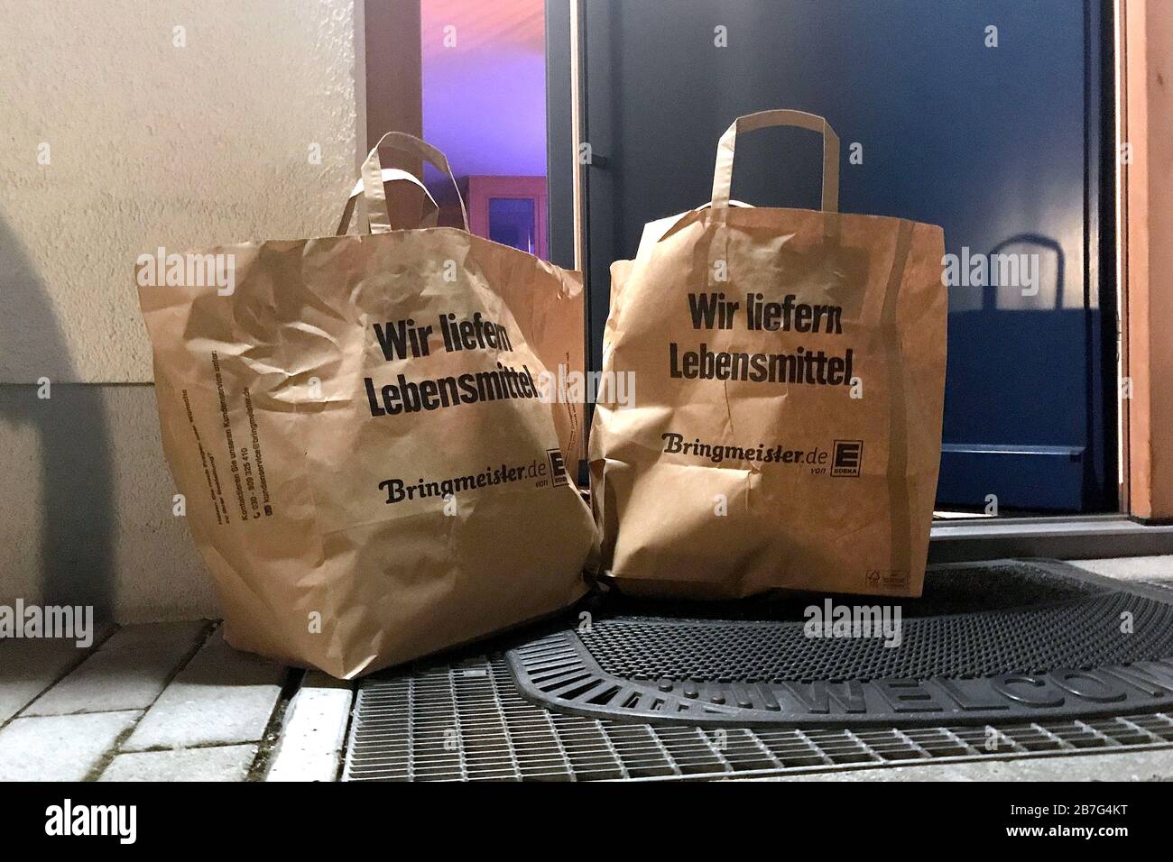 Munich, Deutschland. 16th Mar, 2020. EDEKA delivery service  Bringmeister.de, order Lebenswithtel online and have it delivered to your  door in times of the corona virus pandemic. Paper carrier bags, paper bags,  shopping
