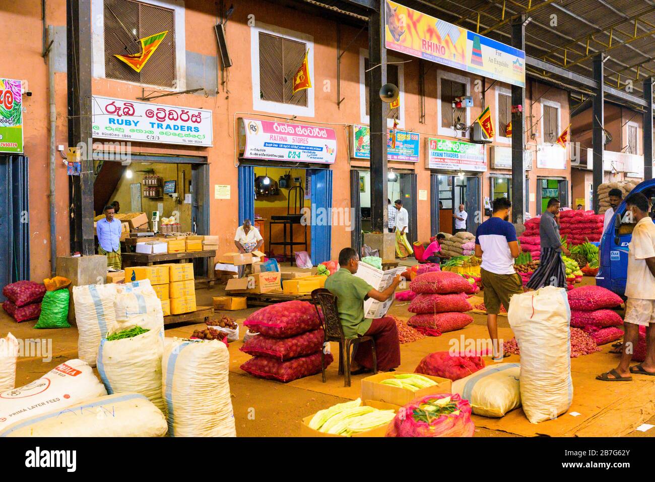 South Asia Sri Lanka Ceylon Dambulla Economic Centre Center wholesale vegetable & fruit market scene shops stores vendors customers sacks piles Stock Photo