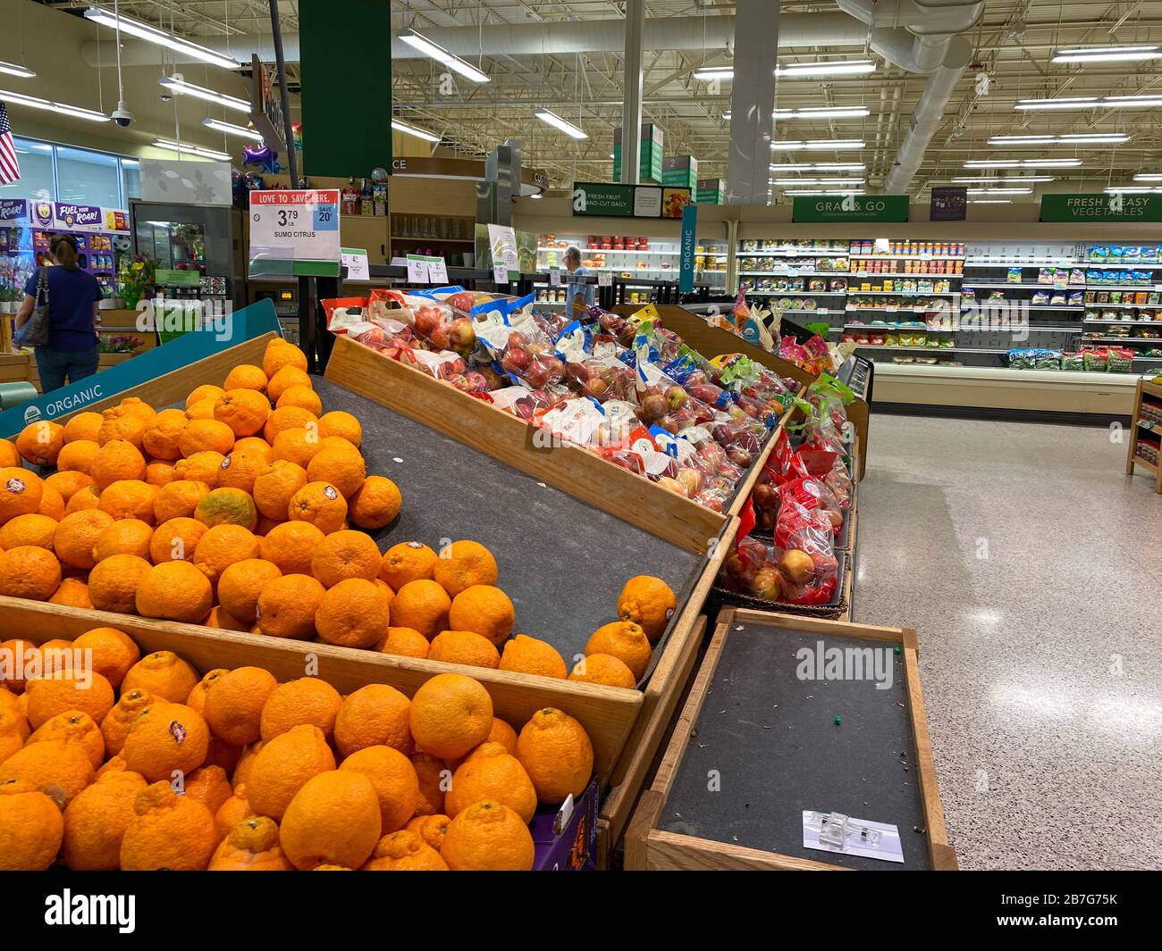 Orlando, FL/USA3/14//20 Empty produce department shelves at a Publix