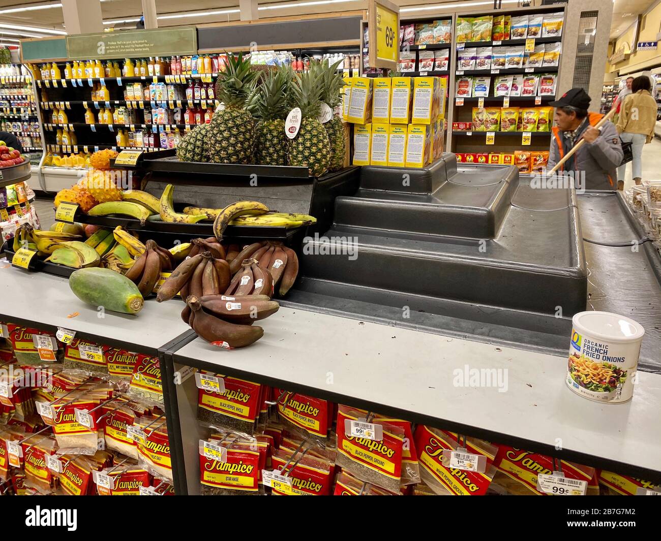 Montecito California Usa 15th Mar Empty Grocery Store Shelves At Vons Is An Unusual Sight In Wealthy Montecito California Water Bread Milk Potatoes Meat Bananas Soup And Other Canned Goods Are Montecito California Usa 15th Mar Empty Grocery Store Shelves At Vons Is An Unusual Sight In Wealthy Montecito California Water Bread Milk Potatoes Meat Bananas Soup And Other Canned Goods Are