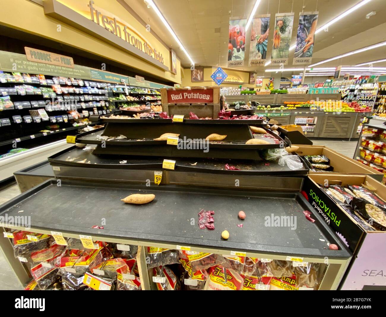 Montecito California Usa 15th Mar Empty Grocery Store Shelves At Vons Is An Unusual Sight In Wealthy Montecito California Water Bread Milk Potatoes Meat Bananas Soup And Other Canned Goods Are Montecito California Usa 15th Mar Empty Grocery Store Shelves At Vons Is An Unusual Sight In Wealthy Montecito California Water Bread Milk Potatoes Meat Bananas Soup And Other Canned Goods Are