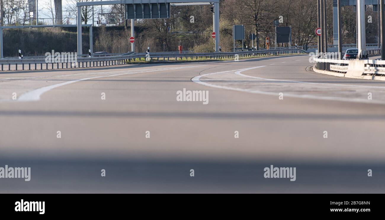 Weil Am Rhein, Germany. 16th Mar, 2020. The motorway from Switzerland towards Germany is empty at the border crossing on the A5. In the coronavirus crisis, Germany will introduce comprehensive controls and entry bans at its borders with Switzerland on Monday. Credit: Patrick Seeger/dpa/Alamy Live News Stock Photo