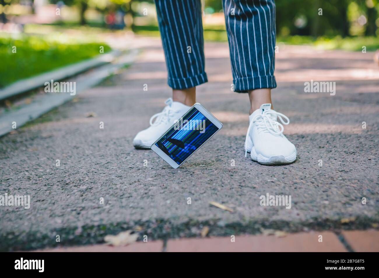 drop down mobile phone cracked screen Stock Photo - Alamy