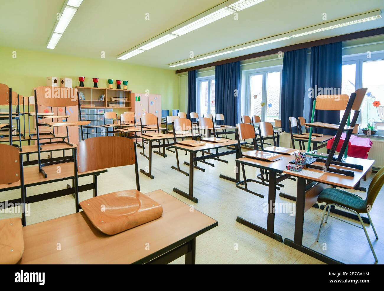 16 March 2020, Brandenburg, Frankfurt (Oder): In an empty classroom at a primary school the chairs are placed on a table. In Brandenburg, too, the closure of day-care centres and schools is being prepared because of the corona crisis. From Wednesday onwards, there will be no regular operation. Photo: Patrick Pleul/dpa-Zentralbild/dpa Stock Photo