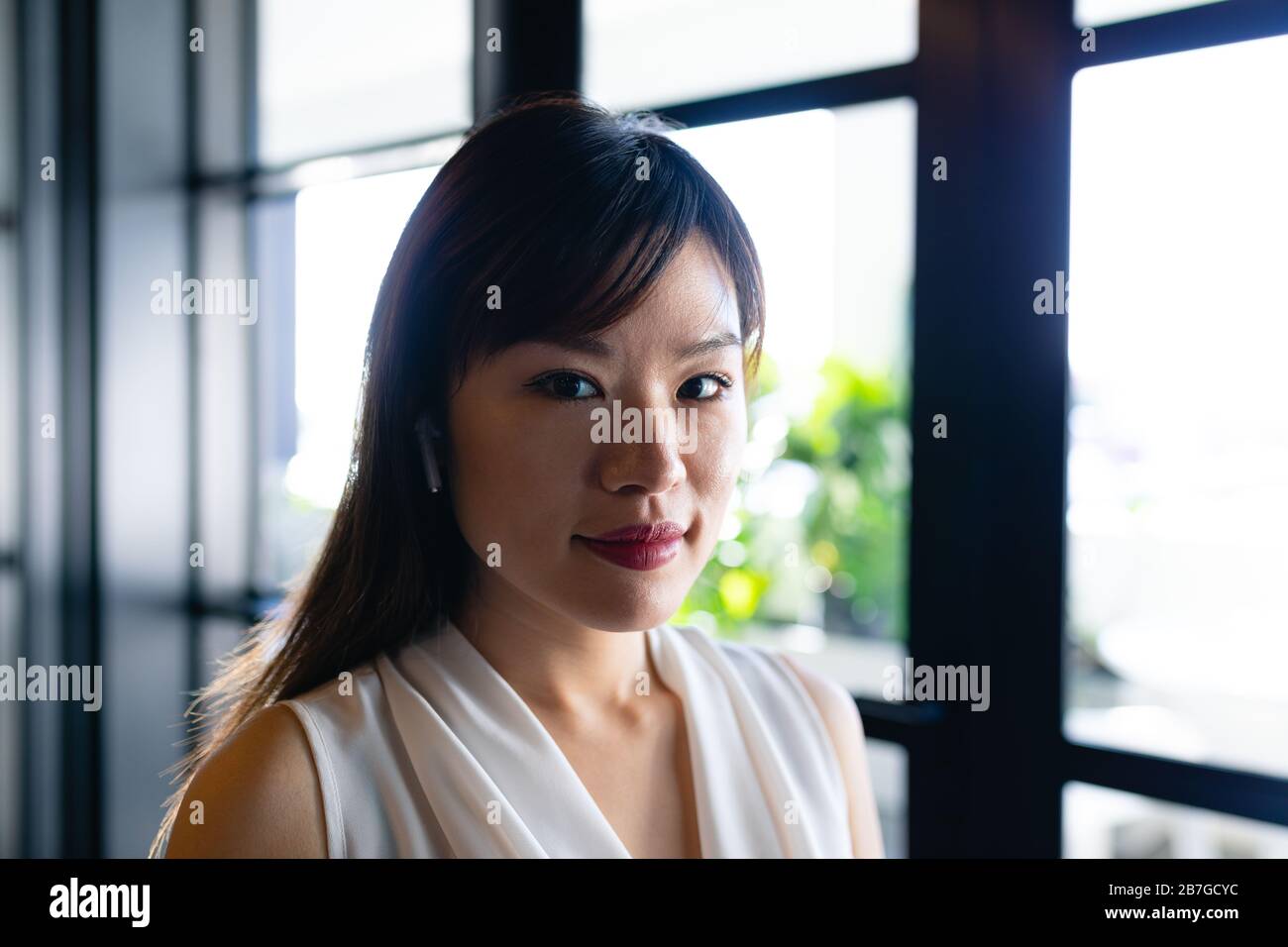Headphone female asian hi-res stock photography and images - Alamy