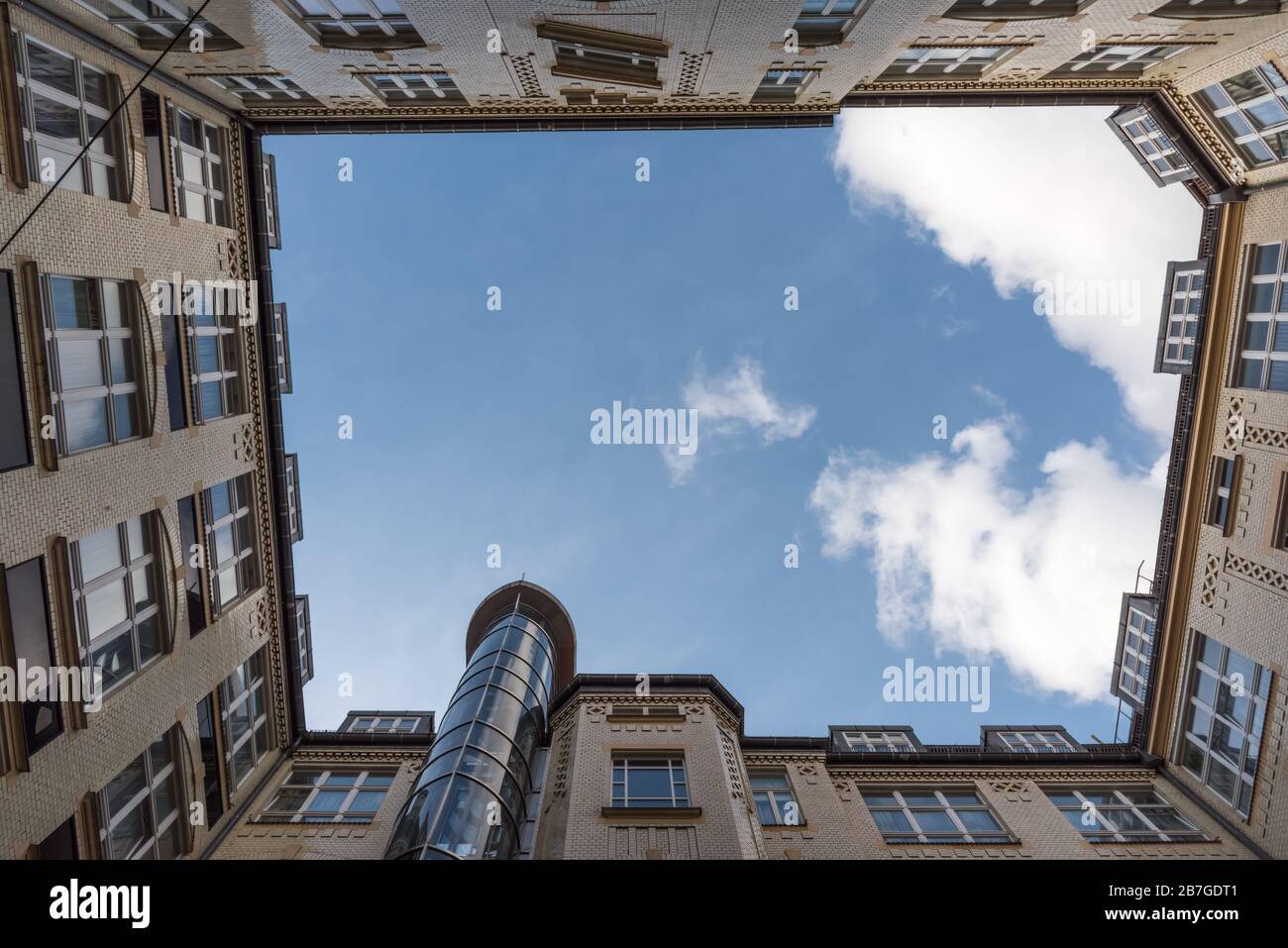Old brick building courtyard hi-res stock photography and images - Alamy