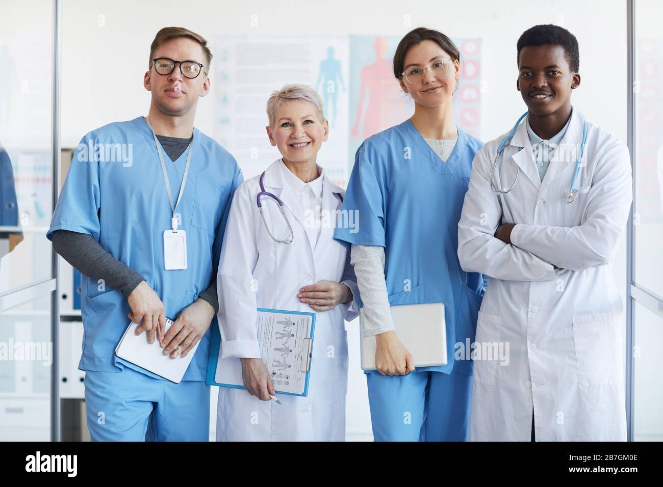 Group of doctors looking up hi-res stock photography and images - Alamy