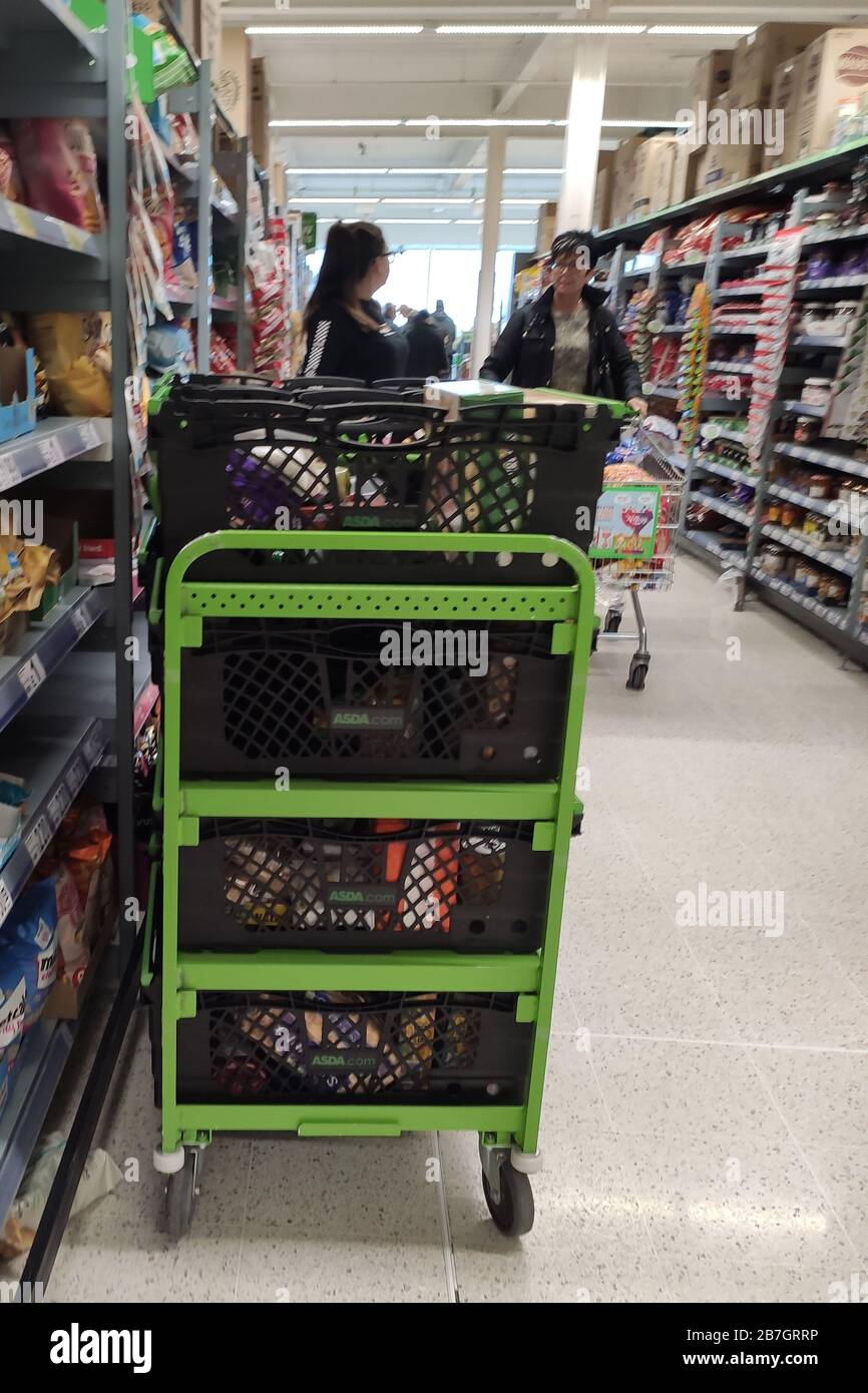 Oap shopping trolley hi-res photography and images - Alamy
