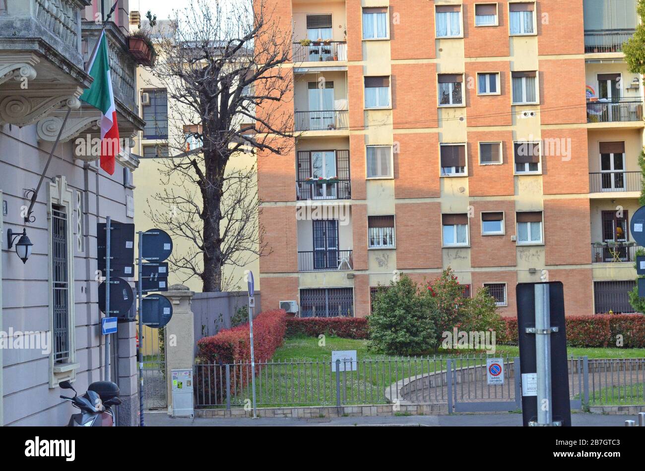 Milao, Lombardia - Italia. 16th Mar, 2020. (INT) Italians more hopeful amid Coronavirus:COVID -19. March 15, 2020, Lombardy, Milan, Italy:This Sunday, the Italians seemed more cheerful, many people went out, for example, in the park to exercise, go for a walk, walk with the dog or family. And on the balcony of many houses you can see the Italian flag and the message ''Andra tutto bene'' which means ''Everything will be fine''. This is what everyone expects. Credit:Josi Donelli/Thenews2 Credit: Josi Donelli/TheNEWS2/ZUMA Wire/Alamy Live News Stock Photo