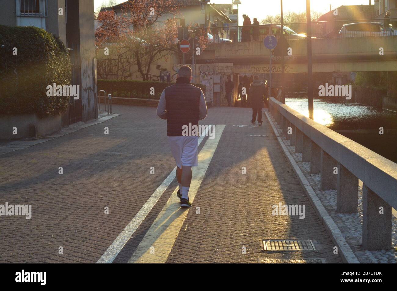 Milao, Lombardia - Italia. 16th Mar, 2020. (INT) Italians more hopeful amid Coronavirus:COVID -19. March 15, 2020, Lombardy, Milan, Italy:This Sunday, the Italians seemed more cheerful, many people went out, for example, in the park to exercise, go for a walk, walk with the dog or family. And on the balcony of many houses you can see the Italian flag and the message ''Andra tutto bene'' which means ''Everything will be fine''. This is what everyone expects. Credit:Josi Donelli/Thenews2 Credit: Josi Donelli/TheNEWS2/ZUMA Wire/Alamy Live News Stock Photo