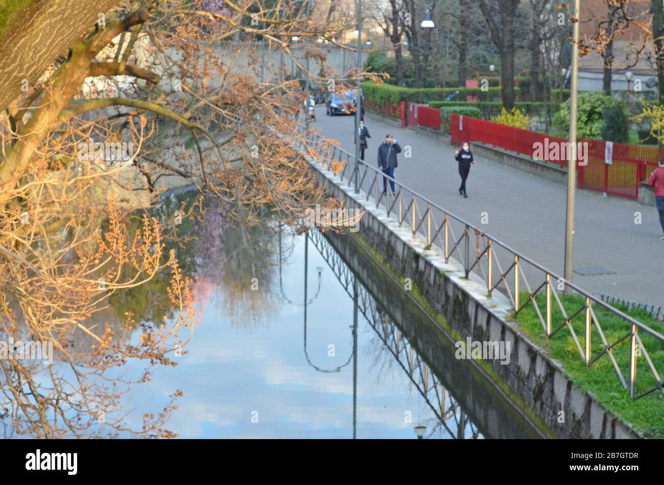 Milao, Lombardia - Italia. 16th Mar, 2020. (INT) Italians more hopeful amid Coronavirus:COVID -19. March 15, 2020, Lombardy, Milan, Italy:This Sunday, the Italians seemed more cheerful, many people went out, for example, in the park to exercise, go for a walk, walk with the dog or family. And on the balcony of many houses you can see the Italian flag and the message ''Andra tutto bene'' which means ''Everything will be fine''. This is what everyone expects. Credit:Josi Donelli/Thenews2 Credit: Josi Donelli/TheNEWS2/ZUMA Wire/Alamy Live News Stock Photo