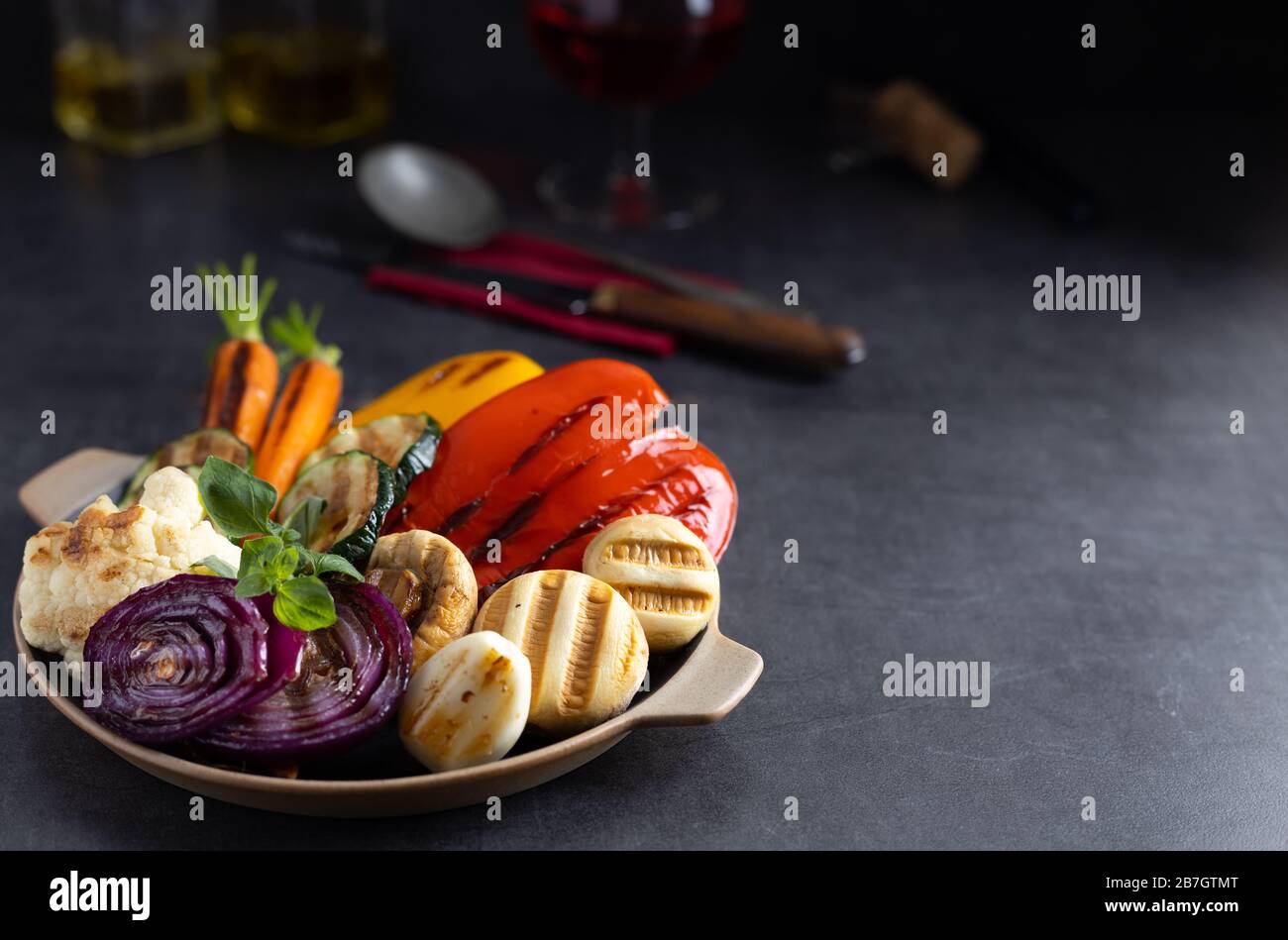 Organic grilled vegetables bell pepper, cauliflower,broccoli,carrots,mushrooms and red onions served on a round plate. Vegetarian dinner serving of ro Stock Photo