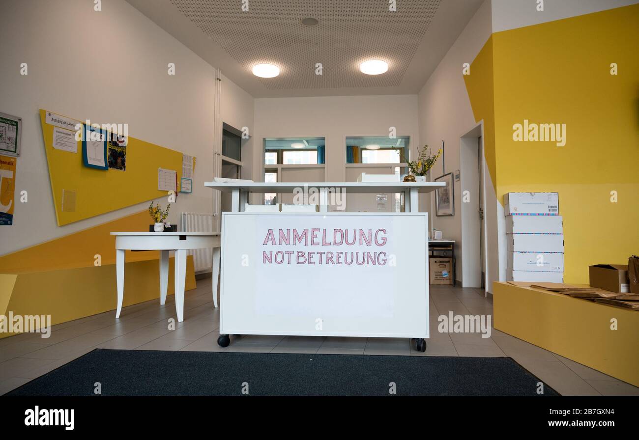 Hamburg, Germany. 16th Mar, 2020. A counter with the inscription 'Anmeldung Notbetreuung' is located in the entrance area of the primary school Hoheluft. Due to the corona virus, all schools and day-care centres in the Hanseatic city are closed. Credit: Daniel Reinhardt/dpa/Alamy Live News Stock Photo
