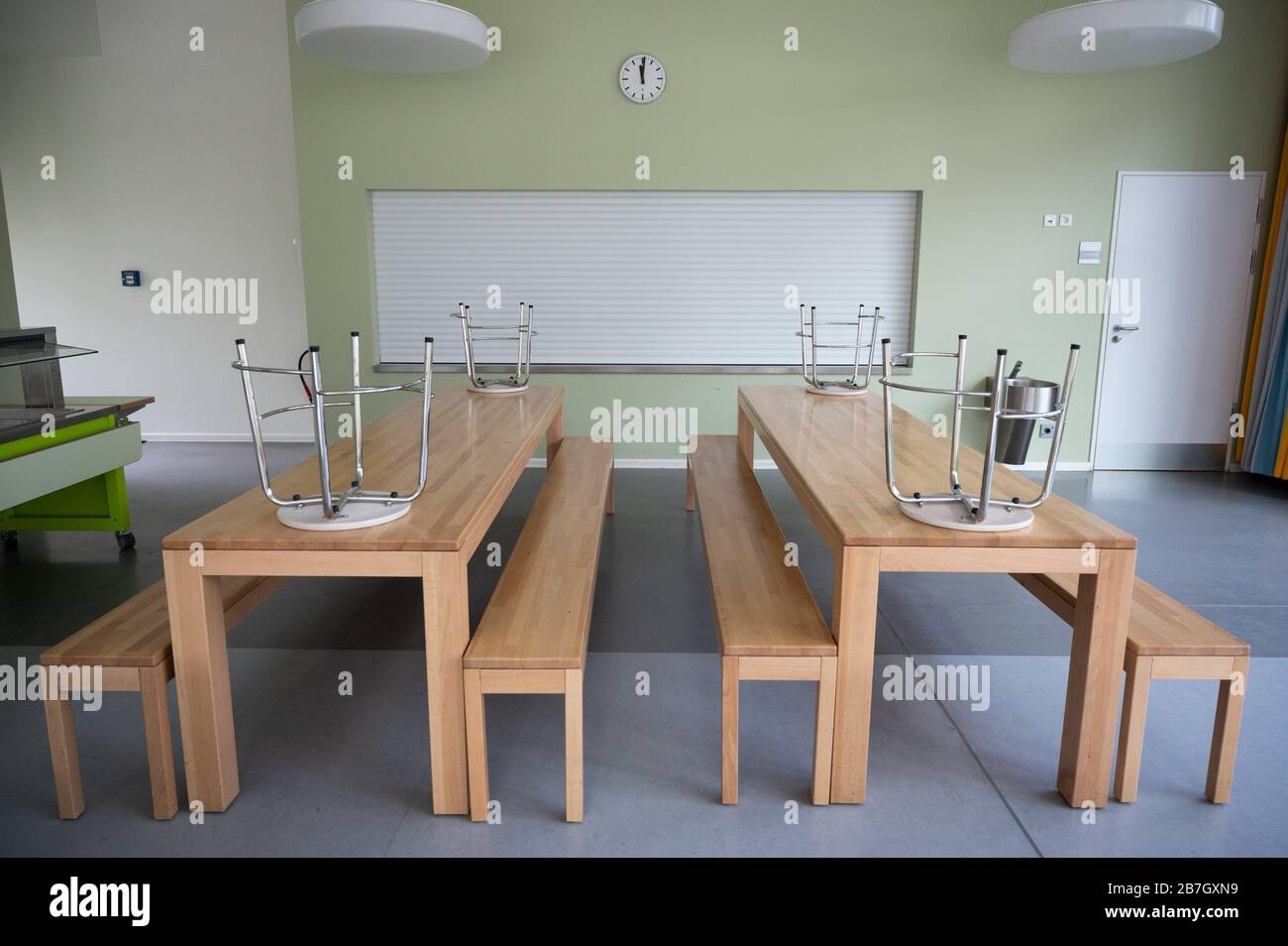 Hamburg, Germany. 16th Mar, 2020. The canteen of the primary school Hoheluft is deserted. Because of the corona virus, all schools and day-care centres in the Hanseatic city are closed. Credit: Daniel Reinhardt/dpa/Alamy Live News Stock Photo