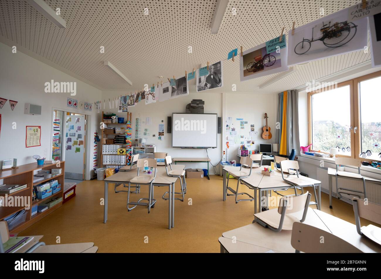 Hamburg, Germany. 16th Mar, 2020. Menschenleer is a classroom in the primary school Hoheluft. Because of the corona virus, all schools and day-care centres in the Hanseatic city remain closed. Credit: Daniel Reinhardt/dpa/Alamy Live News Stock Photo