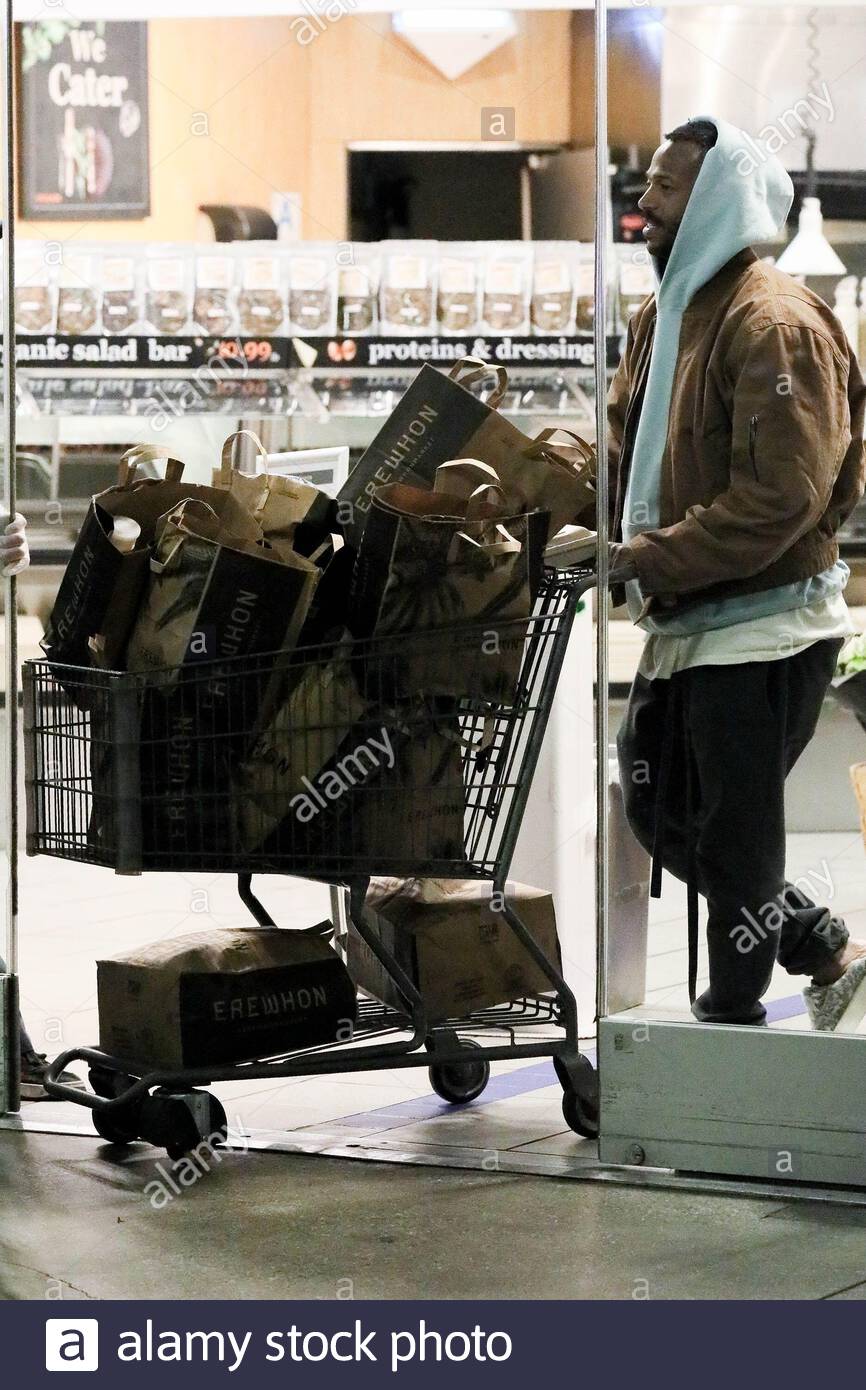 los-angeles-ca-exclusive-comedian-and-actor-marlon-wayans-endures-the-chaos-of-shopping-during-the-coronavirus-crisis-at-erewhon-in-los-angeles-throughout-his-shopping-trip-the-funny-man-can-be-seen-making-very-animated-faces-of-displeasure-marlon-is-seen-leaving-with-a-basket-full-of-groceries-after-surviving-his-late-night-shopping-trip-pictured-marlon-wayans-backgrid-usa-16-march-2020-byline-must-read-ngre-backgrid-usa-1-310-798-9111-usasales@backgridcom-uk-44-208-344-2007-uksales@backgridcom-uk-clients-pictures-containing-children-please-pi-2B7H255.jpg