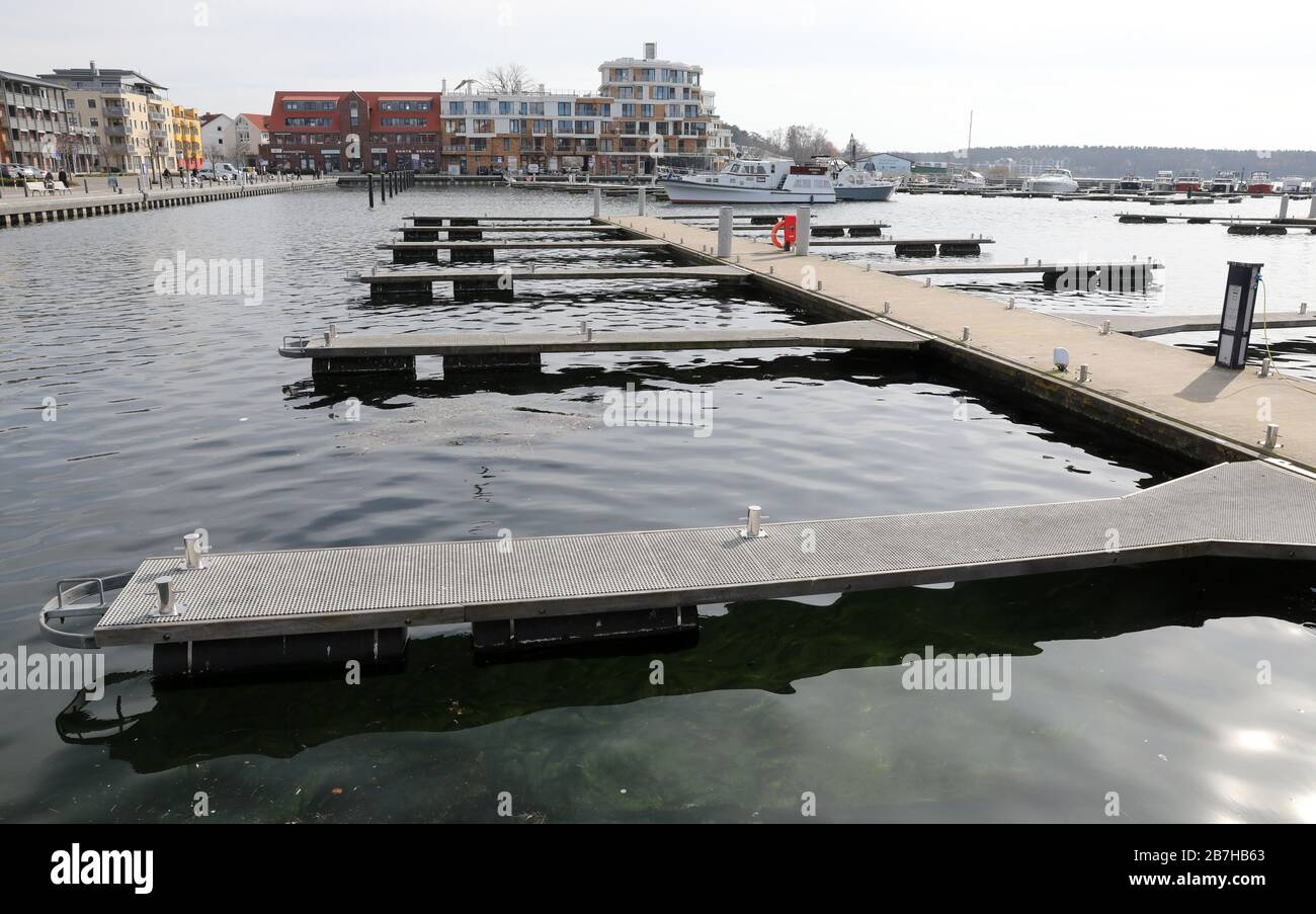 Waren, Müritz, Germany. 16th March 2020. The city harbour on the Müritz is largely empty. Due to the corona epidemic the tourist offer is more and more limited. So the Müritz-Sail, which is planned from 21.05.2020, will not be able to take place. Up to now, it has been a popular tourist prelude at the lake district with about 60,000 visitors. Photo: Bernd Wüstneck/dpa-Zentralbild/dpa Credit: dpa picture alliance/Alamy Live News Stock Photo