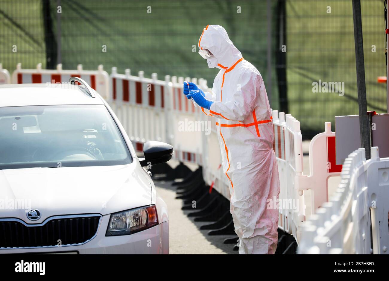 16.03.2020, Oberhausen, Ruhr area, North Rhine-Westphalia, Germany - Drive-in for coronavirus test, at the mobile test station a doctor takes a smear Stock Photo
