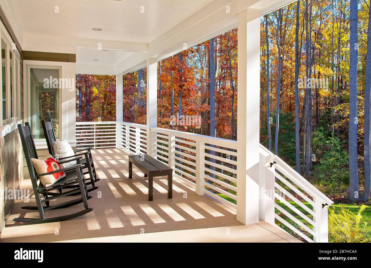 Front porch rocking chairs hi-res stock photography and images - Alamy