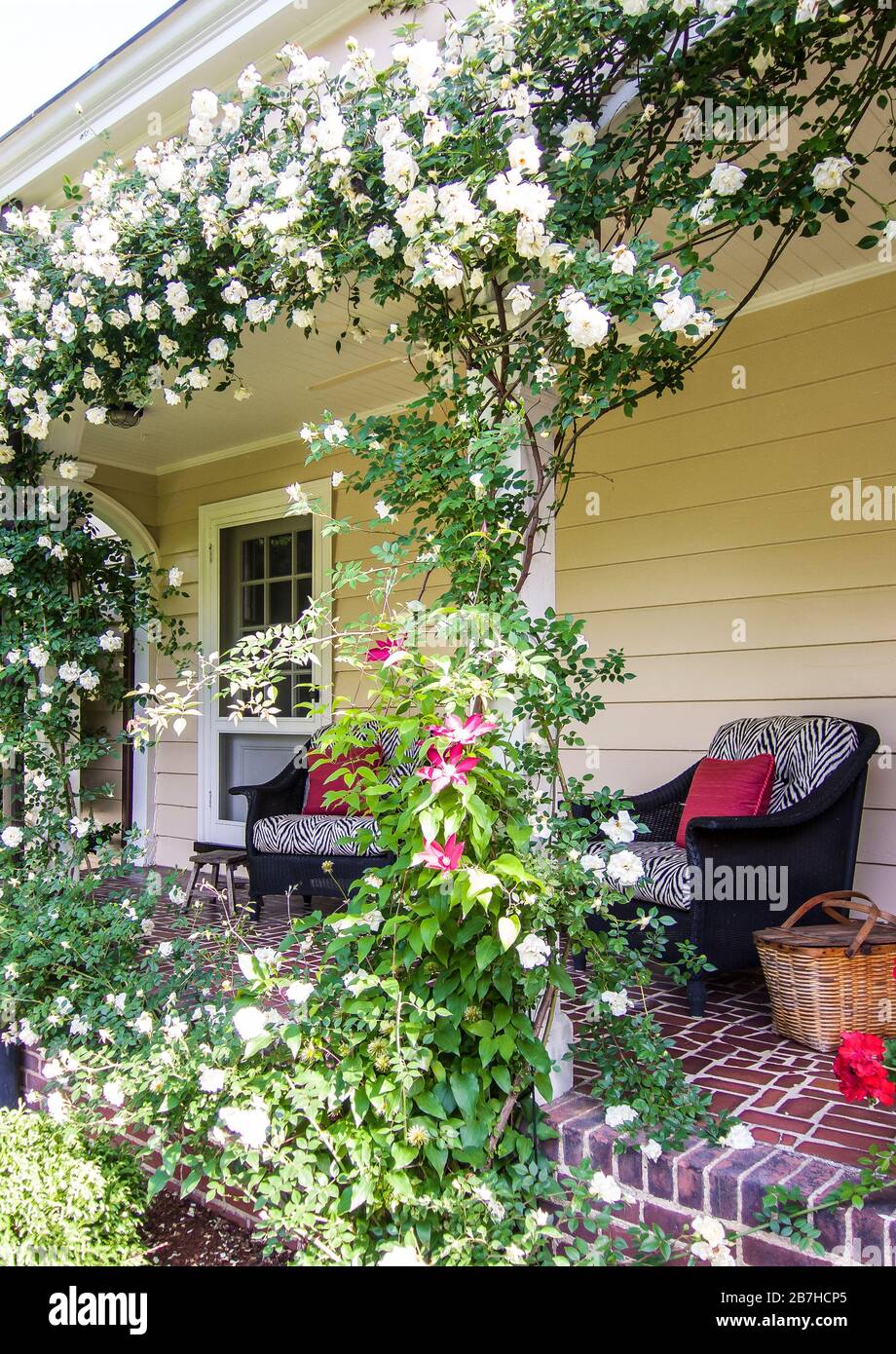 Vintage front porch hi-res stock photography and images - Alamy