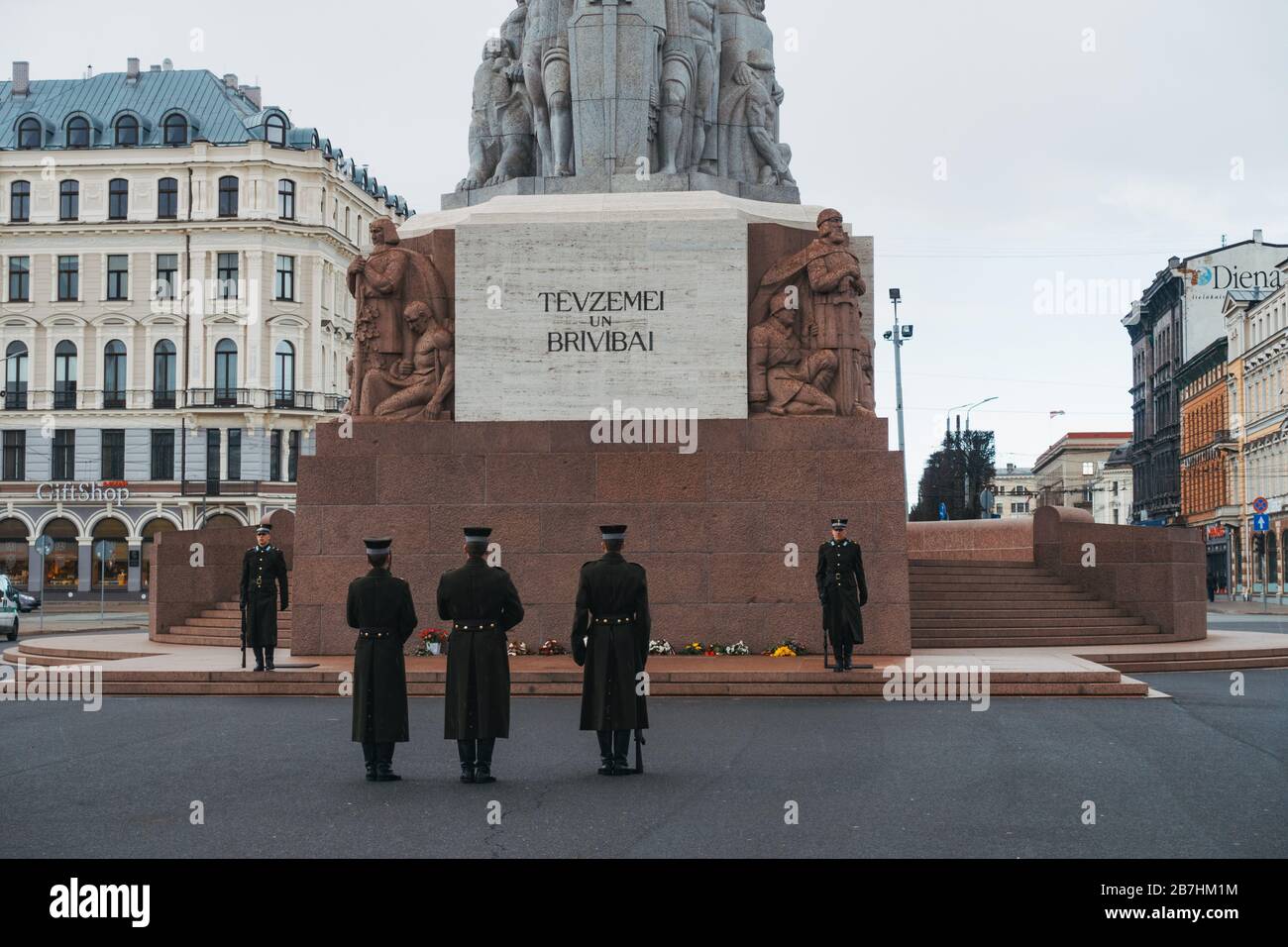 Changing of the guard at The Freedom Monument, commemorating Latvians who died fighting for their independence. It reads 'For Fatherland and Freedom' Stock Photo