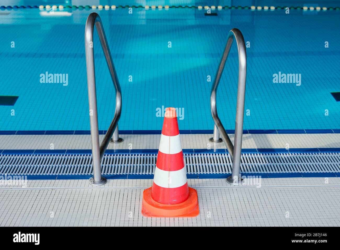 Heidelberg, Germany. 16th Mar, 2020. A pylon stands in the indoor swimming pool Köpfel on a