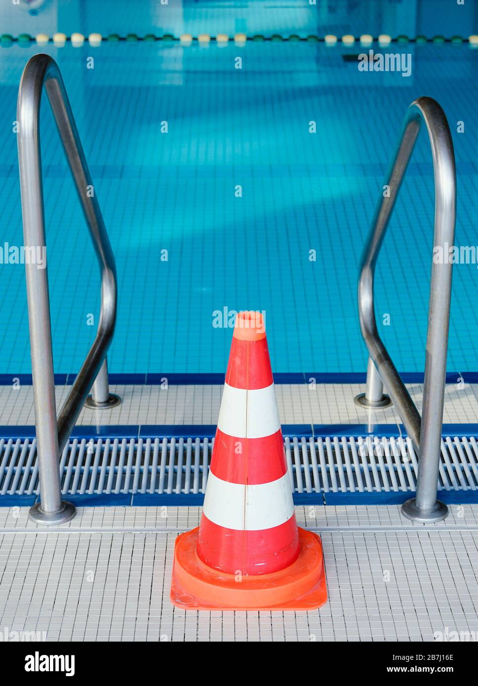 Heidelberg, Germany. 16th Mar, 2020. A pylon stands in the indoor swimming pool Köpfel on a