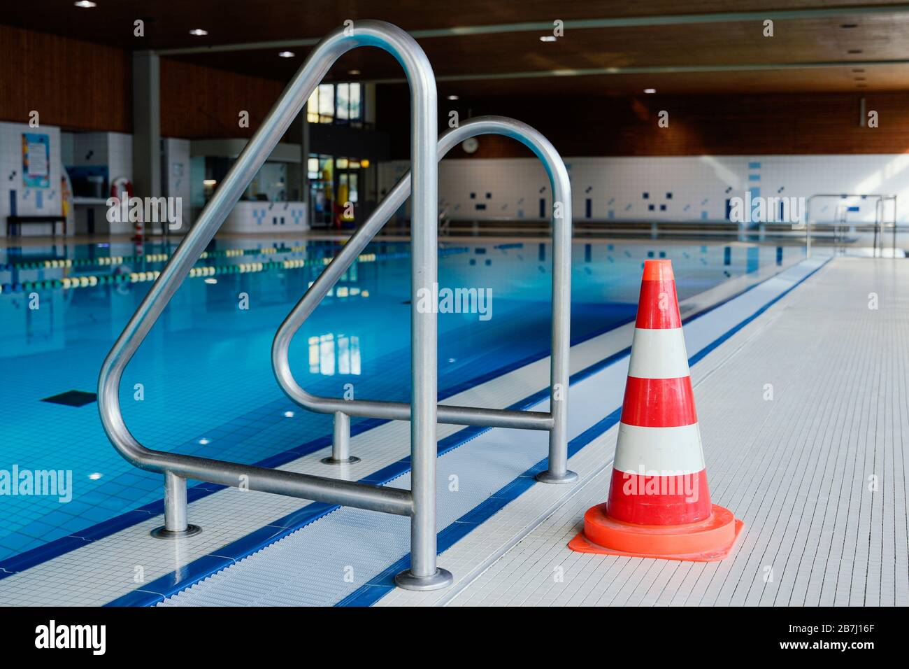 Heidelberg, Germany. 16th Mar, 2020. A pylon stands in the indoor swimming pool Köpfel on a