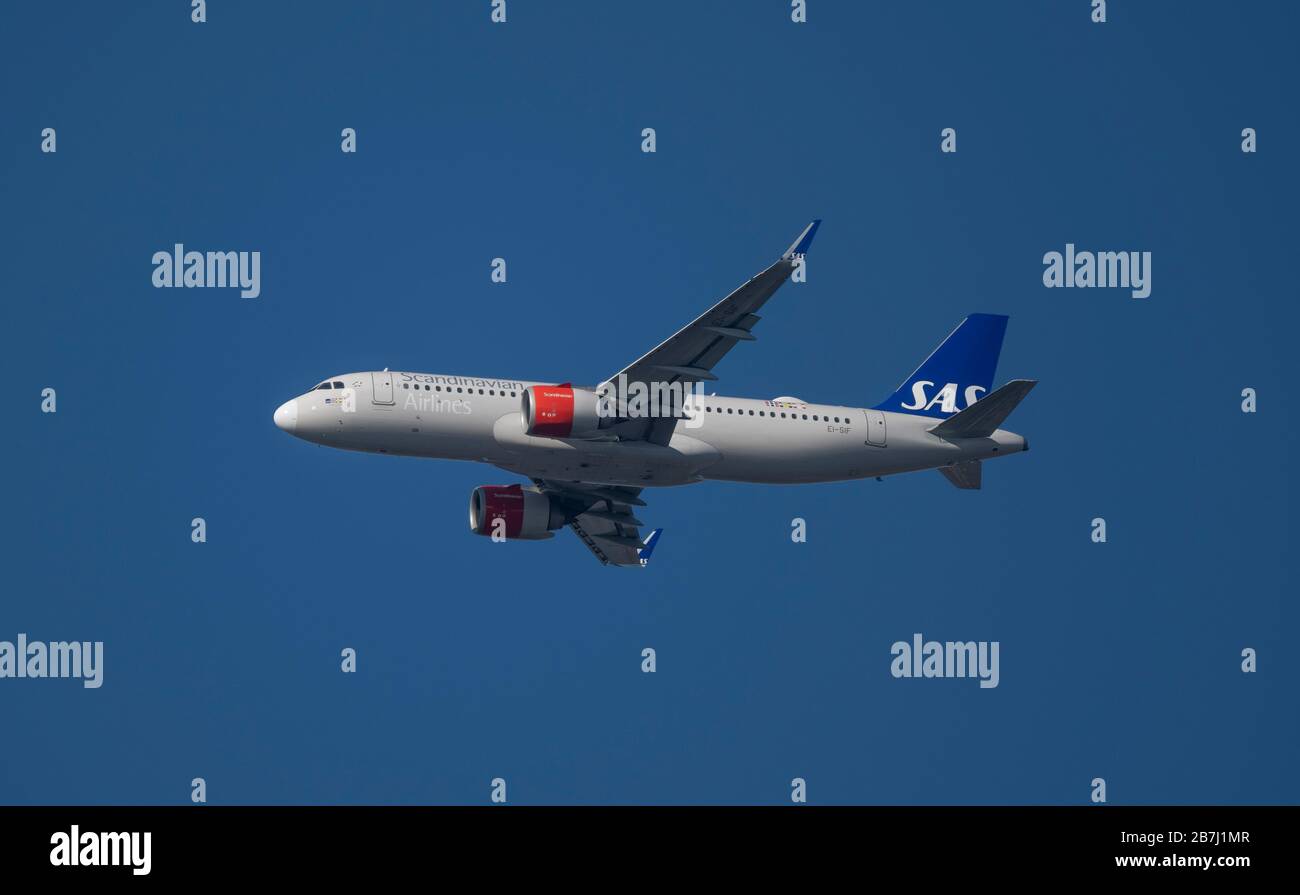 16th March 2020, London, UK. Scandinavian Airlines Airbus A320-251N EI-SIF on approach to Heathrow, arriving from Copenhagen. Stock Photo