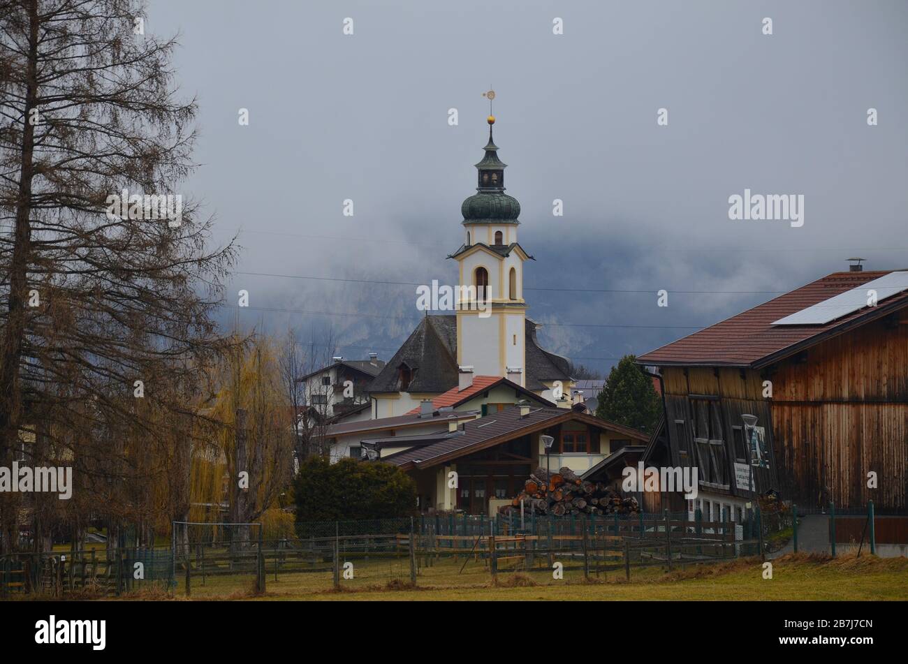 Birgitz, Tirol, Österreich: ein Bergdorf bei Innsbruck Stock Photo