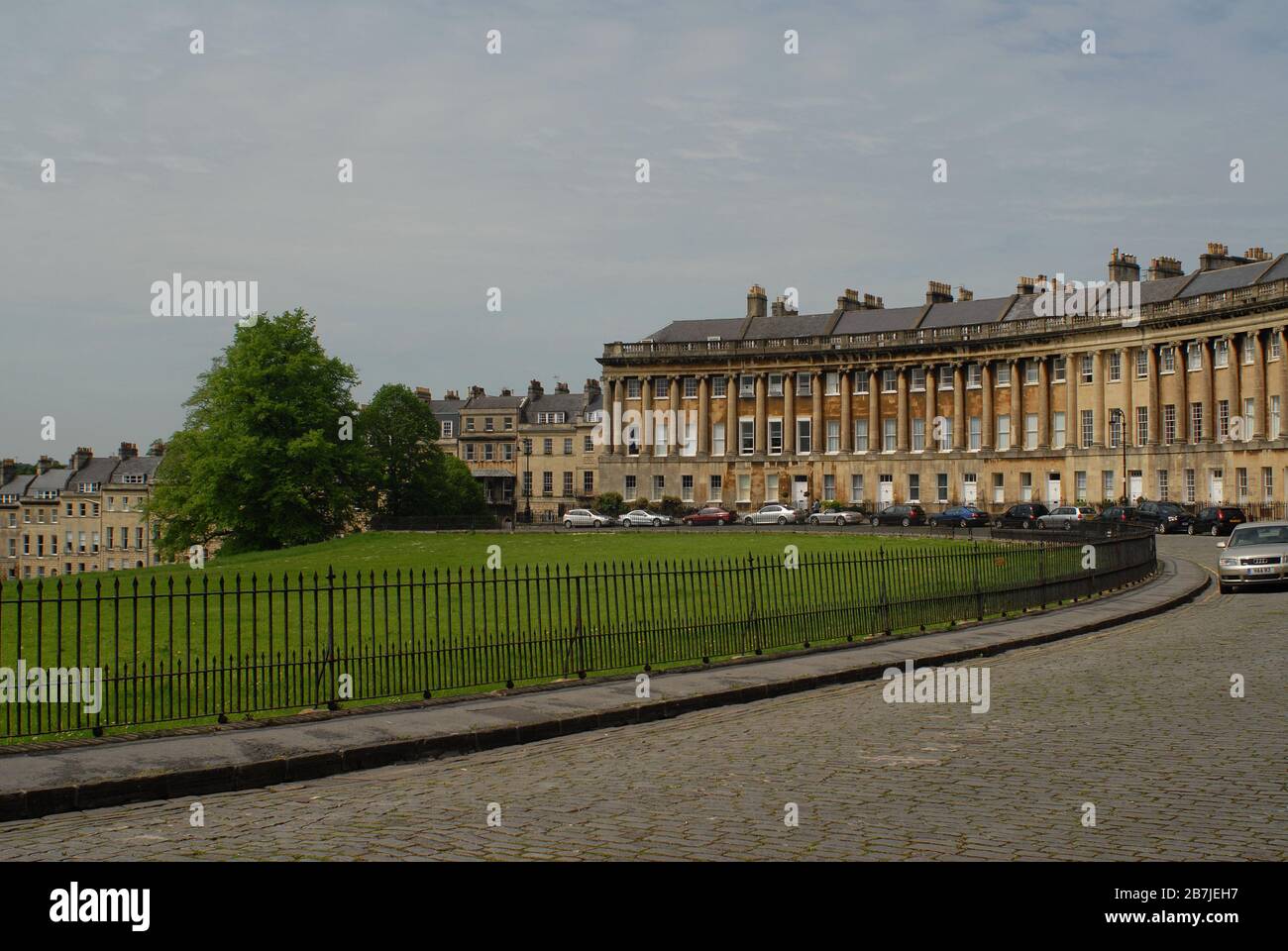 0320 The Royal Crescent was built between 1767 and 1775 to the design of John Wood the Younger, and forms a semi-ellipse of thirty Grade I listed hous Stock Photo