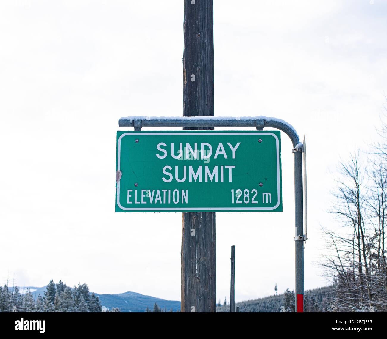 Canada road sign mountain hi-res stock photography and images - Alamy
