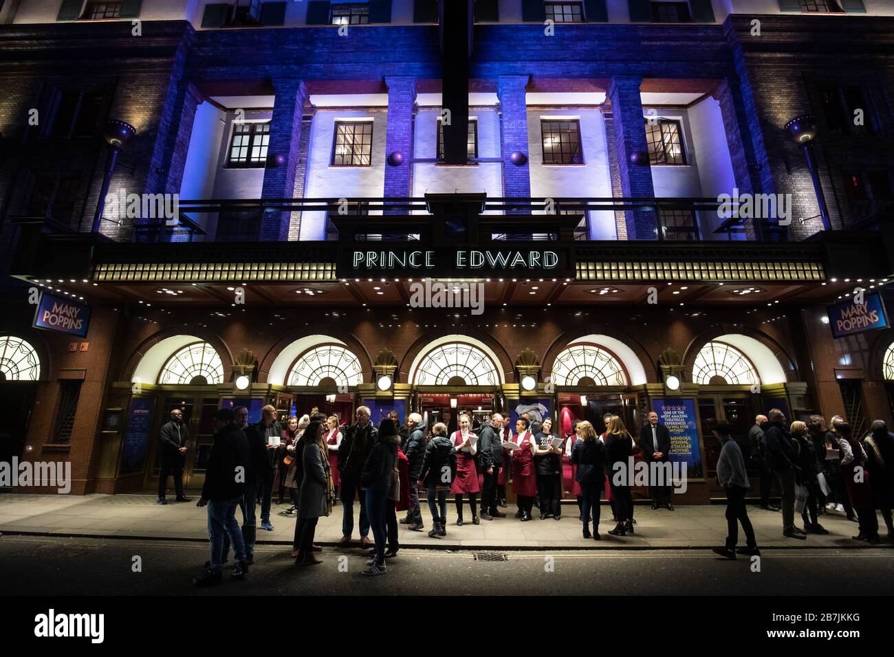 Staff from The Prince Edward, London, inform patrons, as it shuts its doors, following a statement from Pime Minister Boris Johnson today at 5pm. Stock Photo