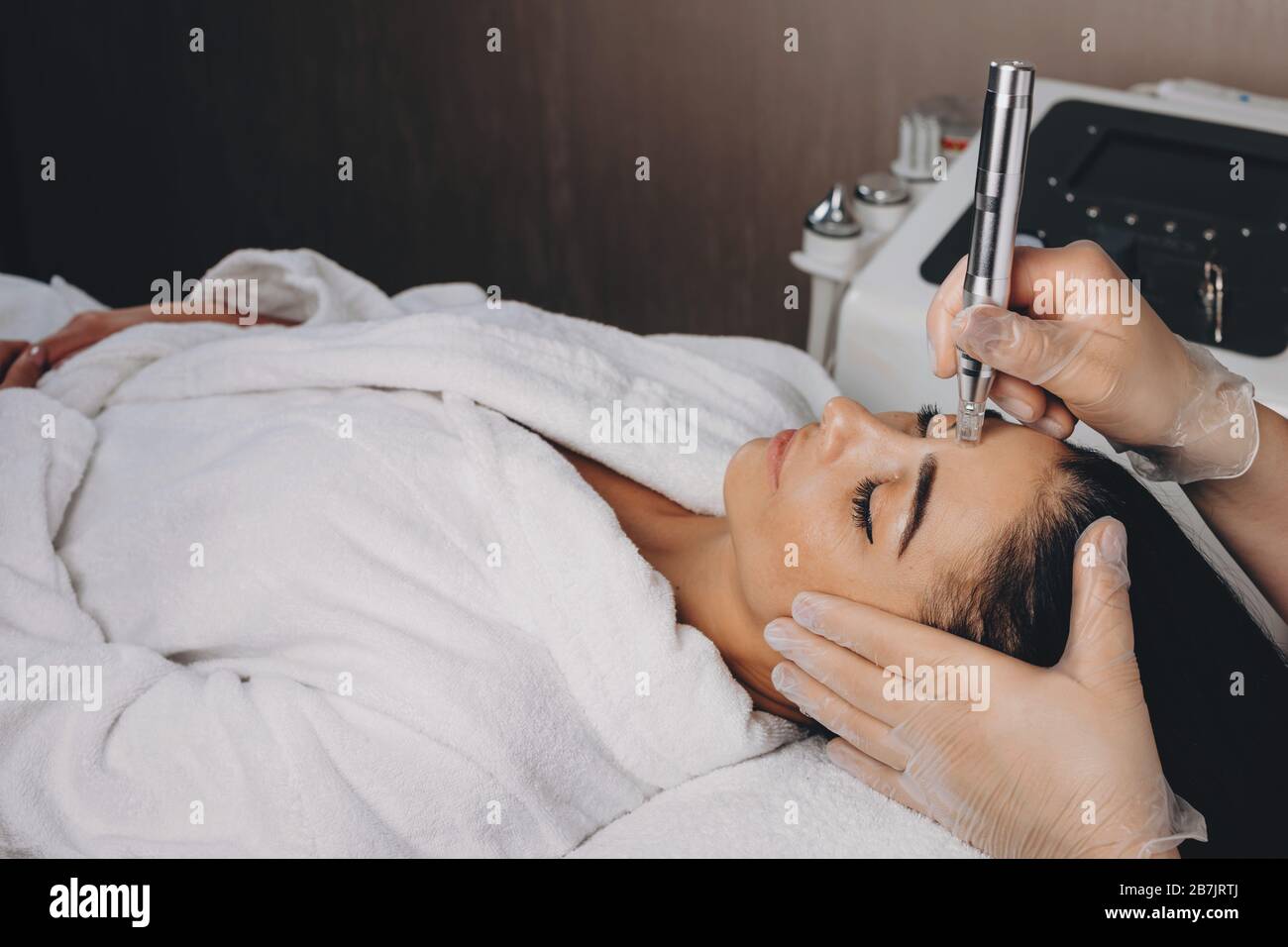 Девушка у косметолога. Экспресс процедуры для лица. Lpg косметология. Вакуумный гидропилинг hydrafacial. Студия косметологии.