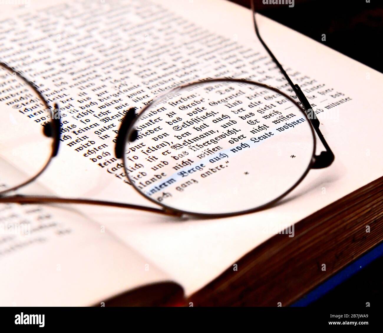 Erstausgabe von Theodor Fontane: 'Der Stechlin', aufgeschlagen . daß hinterm Berge auch noch Leute wohnen. Und mitunter noch ganz andre.'(13. Kapitel) Stock Photo