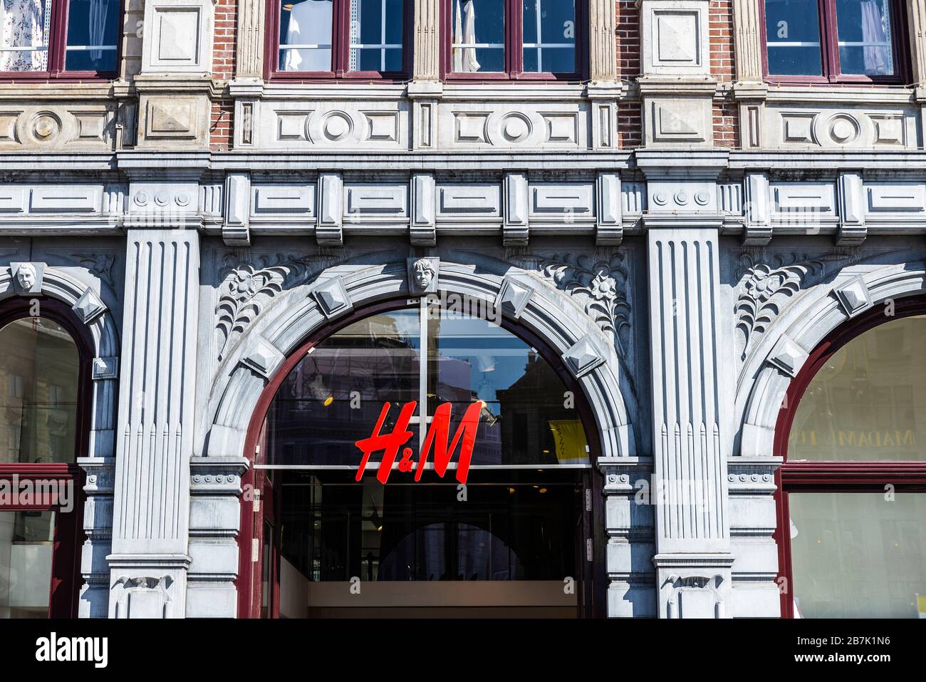 Amsterdam, Netherlands - September 7, 2018: Facade of a H&M clothing store  in the center of Amsterdam, Netherlands Stock Photo - Alamy